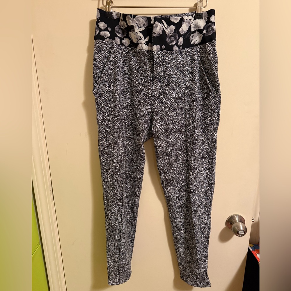 Lululemon black white petals commuter  Pants Size 4